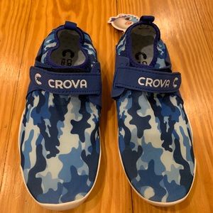 NWT Crova kids water shoes